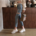 Trendy High-waisted Cropped Jeans With Raw Edges And Ripped Holes